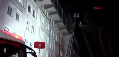 &Uuml;sk&uuml;dar'da hastanede &ccedil;ıkan yangına m&uuml;dahale ediliyor