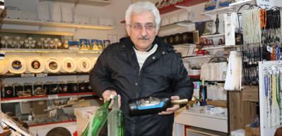 1 liraya aldığı atık şişeleri sanat eserine d&ouml;n&uuml;şt&uuml;r&uuml;yor