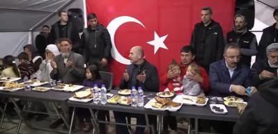 Bakan Soylu Hatay'da depremzedelerle iftarını a&ccedil;tı