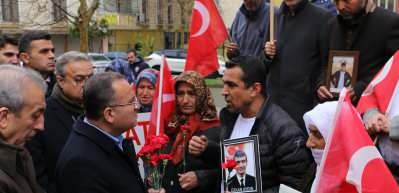 Bozdağ'ın ziyaret ettiği evlat n&ouml;betindeki acılı babadan muhalefete sert tepki!