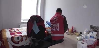 Evini depremzede aileye a&ccedil;an UMKE g&ouml;revlisi, &ccedil;alıştığı kurumda bir odaya yerleşti
