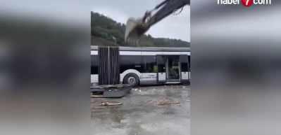 İBB paylaştığı bu g&ouml;r&uuml;nt&uuml;yle sınıfta kaldı! Metrob&uuml;s'&uuml; par&ccedil;alatamadılar bile...