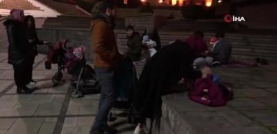 Kastamonu’da depremde panik yaşayan vatandaşlar geceyi sokakta geçiriyor