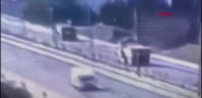 Silivri'de TEM Otoyolu'nda feci kaza kameralara b&ouml;yle yansıdı! İşte o anlar...