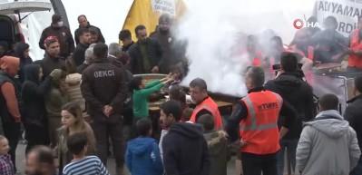 Adıyaman'da depremzedelere kebap dağıtıldı! Binlerce vatandaş orucunu a&ccedil;tı...