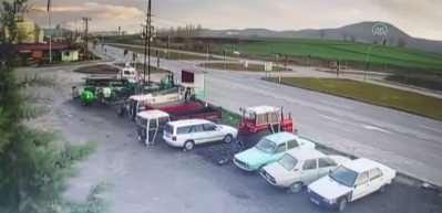 Kontrol&uuml;n&uuml; kaybeden ara&ccedil; park halindeki ara&ccedil;ları bi&ccedil;ti!