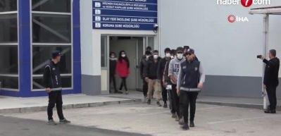 Adana'da g&ouml;&ccedil;men ka&ccedil;ak&ccedil;ılarının savunması 'pes' dedirtti: Yolda g&ouml;r&uuml;p aldık!