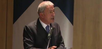 Bakan Akar'dan 'ter&ouml;rle m&uuml;cadele' konusuna vurgu yaptı, uyarılarda bulundu...