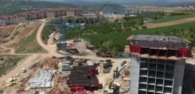 Depremin etkilediği Hatay'da temeli atılan konutların inşaatı devam ediyor