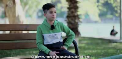 Enkaz altında kalan ailesi için Kur'an okuyan Ahmet'in teslimiyeti tüyleri diken diken etti!