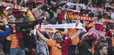 Galatasaray taraftarı ma&ccedil; sonunda Fenerbah&ccedil;e&rsquo;ye b&uuml;y&uuml;k g&ouml;ndermede bulundu...