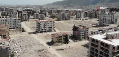 Hatay'da enkazlar kaldırıldık&ccedil;a b&uuml;y&uuml;k meydanlar oluştu