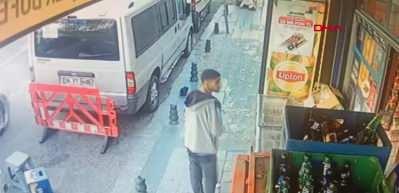 Kadınları taciz edenlere m&uuml;dahale eden esnafa silahla saldırdılar! O anlar kamerada..