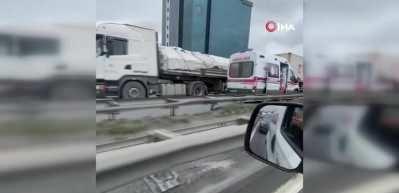 TEM bağlantı yolunda 2 tır &ccedil;arpıştı! Yol tek taraflı trafiğe kapatıldı