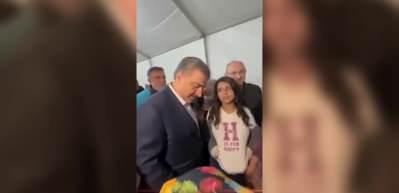 Yetim kız, Bakan Koca'ya "baba" dedi ve g&ouml;zyaşlarına boğuldu
