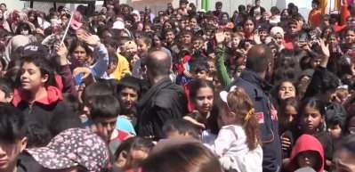 Acun Ilıcalı, depremzede &ccedil;ocuklara oyuncak hediye etti