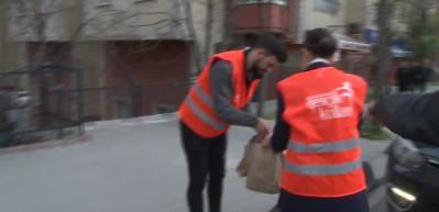 AK Partili milletvekili adayı Bağcılar&rsquo;da trafikte vatandaşlara iftarlık dağıttı