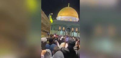 Filistinliler Mescid-İ Aksa&rsquo;da Hizbullah bayrağı a&ccedil;an kişiyi taşladı