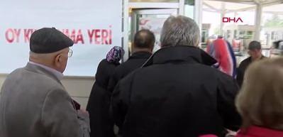 Beklenen g&uuml;n geldi &ccedil;attı! İlk oylar Kapıkule'de kullanılmaya başladı