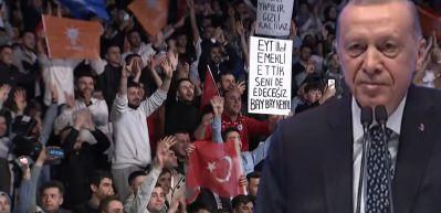 Cumhurbaşkanı Erdoğan'ın gen&ccedil;lerle buluşmasında salonu coşturan pankart: Sıra sende Bay Bay Kemal!