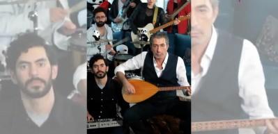 Erkan Petekkaya daha önce hiç böyle görülmedi! Saz çalıp şarkı söyledi
