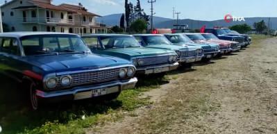 Urla'da 'klasik otomobiller' g&uuml;zellikleriyle g&ouml;z kamaştırdı! Hepsi servet değerinde...