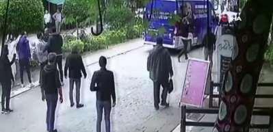 AK Parti se&ccedil;im aracına ve şof&ouml;r&uuml;ne saldırı! Kameralar anbean g&ouml;r&uuml;nt&uuml;ledi