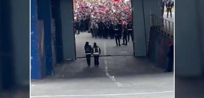 AK Parti'nin 'B&uuml;y&uuml;k İstanbul Mitingi' i&ccedil;in vatandaşlar sabahın erken saatlerinde kapılara dayandılar...