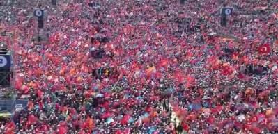 AK Parti'nin miting meydanı Atat&uuml;rk Havalimanı Millet Bah&ccedil;esi hınca hın&ccedil; doldu