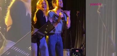 Ayta&ccedil; Şaşmaz'dan "Antidepresan" yorumu!  S&uuml;meyye Aydoğan ile sahne alan...