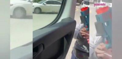 Down sendromlu gencin mutlu anları! Eline oyuncak tabanca aldı ve trafik polisi gibi...