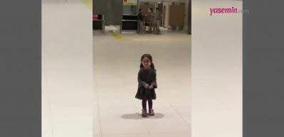 Depremzede k&uuml;&ccedil;&uuml;k kız ile askerin keyifli anları y&uuml;rekleri ısıttı!