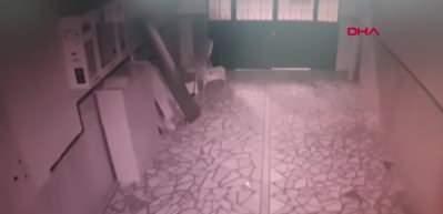 Ağır hasarlı binaya giren hırsızlar, &ccedil;aldıkları kombiyi sırtlayarak g&ouml;t&uuml;rd&uuml;