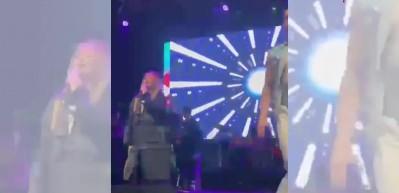 AK Parti'nin İzmir mitinginde Demet Akalın'dan s&uuml;rpriz konser!