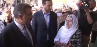Bakan Koca'ya yoğun ilgi! Partilerin stantlarını ziyaret etti