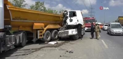 Başakşehir'de 2 hafriyat kamyonu çarpıştı, 3 kişi yaralandı