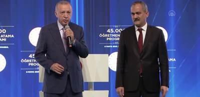 &Ouml;ğretmen atama t&ouml;reninde Cumhurbaşkanı Erdoğan'ın balkon esprisi herkesi g&uuml;ld&uuml;rd&uuml;