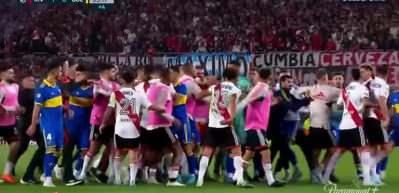 Arjantin'deki "Superclasico" tekmeler havada u&ccedil;uştu
