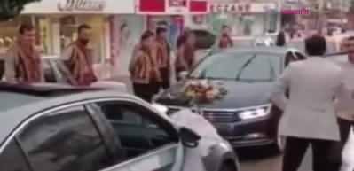 D&uuml;ğ&uuml;n konvoyları yolda karşılaştı, damatlar yolun ortasında oynadı!