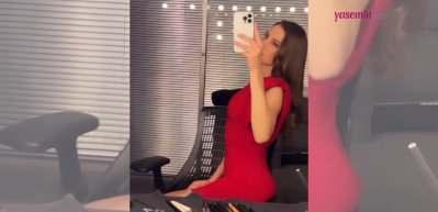 Serenay Sarıkaya'nın kırmızı elbiseli ayna pozu! Y&uuml;z&uuml; olduğu markanın...