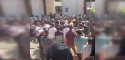 &Ccedil;in'de m&uuml;sl&uuml;manlar sokağa d&ouml;k&uuml;ld&uuml;! "Camiyi yıkıyorlar" iddiası ortalığı karıştırdı