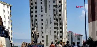 Hasarlı bina, yıkım sırasında sağlam binanın üzerine devrildi
