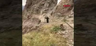 Mehmet&ccedil;ik pkk'ya g&ouml;z a&ccedil;tırmıyor! MSB 2 ter&ouml;ristin teslim olduğu g&ouml;r&uuml;nt&uuml;leri paylaştı