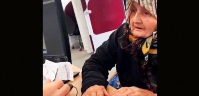 Bankacıya har&ccedil;lık vermeye &ccedil;alışan teyze g&uuml;l&uuml;msetti