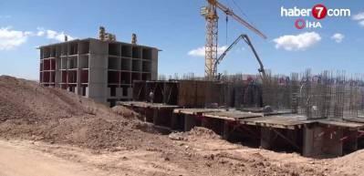 Elazığ'da depremzedeler i&ccedil;in yapılan TOKİ konutunun ilk bloğu tamamlandı