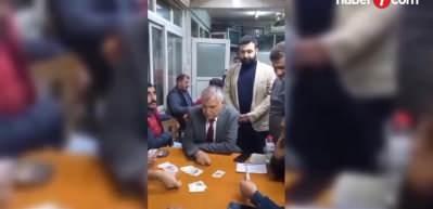 CHP'li Adana B&uuml;y&uuml;kşehir Belediye Başkanı Karalar'dan yıkım skandalı...İş makinelerini kurtarmaya değil de...