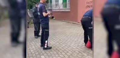 Kafası demirlere sıkışmış gibi yapan k&ouml;pek ekipleri b&ouml;yle kandırdı! İşte g&uuml;l&uuml;mseten anlar