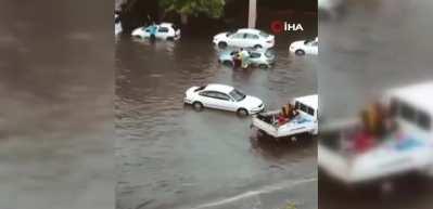 Ankara'yı sel aldı g&ouml;t&uuml;rd&uuml;! AK Partili başkandan Mansur Yavaş'a b&ouml;yle tepki g&ouml;sterdi...