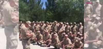 Bebeğini uyutmaya &ccedil;alışan komutana taburundan destek! Hep birlikte ninni s&ouml;ylediler