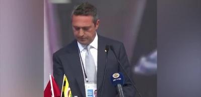 Fenerbah&ccedil;e Genel Kurulu'nda Ali Ko&ccedil; istifa sesleri y&uuml;kseldi! İşte gerginliğin &ccedil;ıktığı o anlar